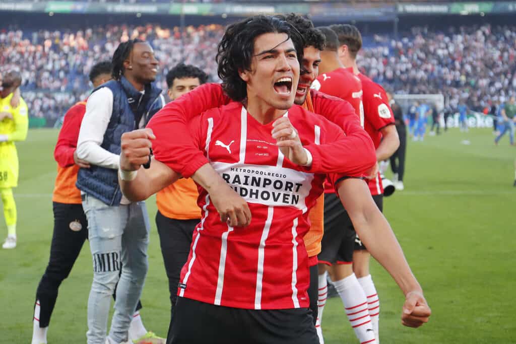 Ajax en PSV zetten hun strijd om de titel voort, met uitduels in Nijmegen en Leeuwarden. Wij blikken vooruit op deze wedstrijden.