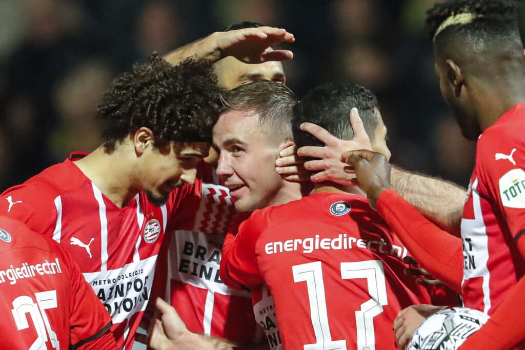 De traditionele top drie van de Eredivisie komt dit weekend weer in actie. Kan PSV inlopen op Ajax en wat doet Feyenoord? Lees meer.