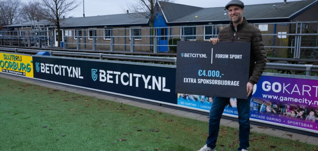 BetCity sponsort niet alleen professionele voetbalclubs. Ook 400 amateurclubs een reclamebord van BetCity langs het veld hebben.